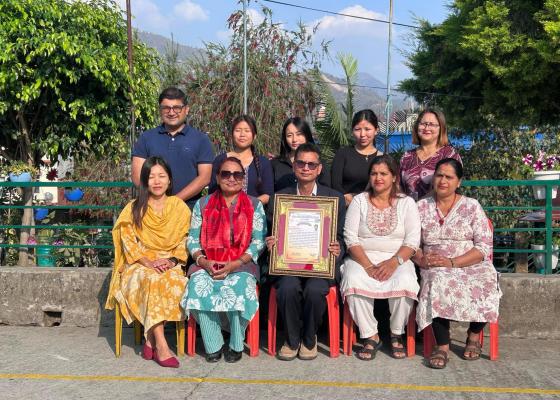 विद्यालयद्वारा बाल रोग विशेषज्ञ डाक्टर सिंह सम्मानित 