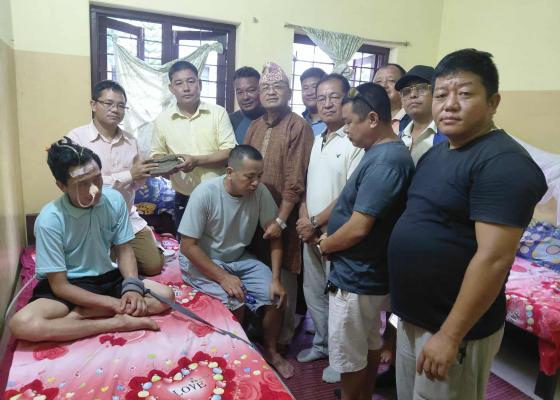 आमचोक सरोकार समाजद्वारा चटयाङ पीडितलाई आर्थिक सहयोग 