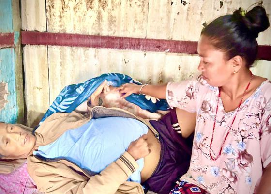 झुपडीमा रोगसँग लड्दै रोशन, श्रीमतीको बिन्ती —उपचारमा सहयोग गरिदिनुहोस्