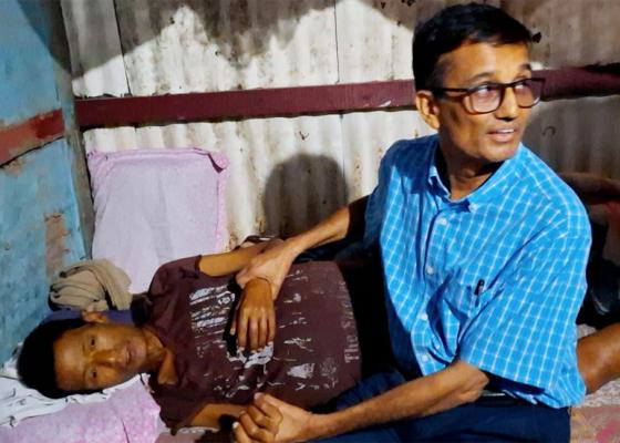 सुकुम्बासी बस्तीमा गरिवको उपचार गदैं प्राडा. सञ्जीव शर्मा 