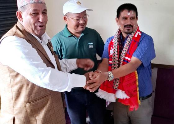 मजदुर नेताद्वारा पत्रकार कोषमा सहयोग 