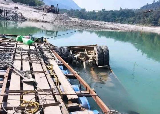 रानिटारमा फेरीबाट बस तार्दा बस काेशीमा झर्याे