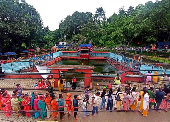 पिण्डेश्वरमा बोलबमको घुइँचो,  साउनकाे अन्तिम सोमबारमै ६० हजारले चढाए जल