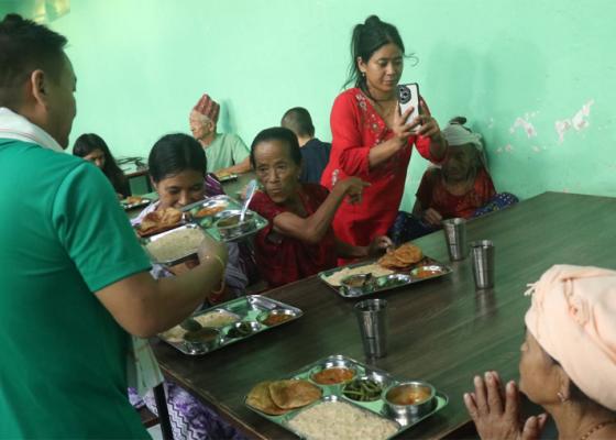 युएन कलेजका प्रिन्सिपलद्वारा जन्मदिनको अवसरमा मानव सेवा आश्रममा भोजन 